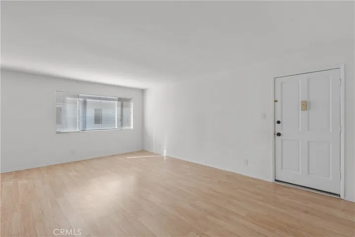 18547 Collins Street B22, Tarzana, California 91356