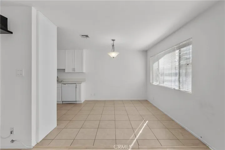 18547 Collins Street B22, Tarzana, California 91356