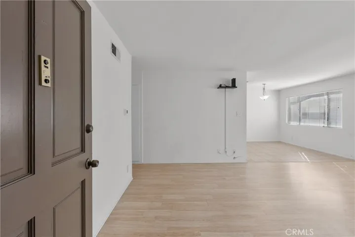 18547 Collins Street B22, Tarzana, California 91356