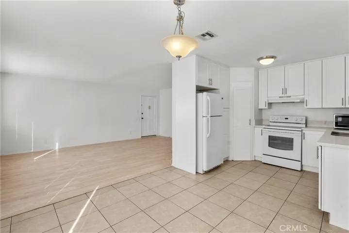 18547 Collins Street B22, Tarzana, California 91356