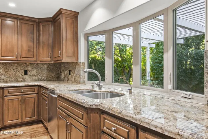 21-web-or-mls-UpMarketMedia3276Blu-093