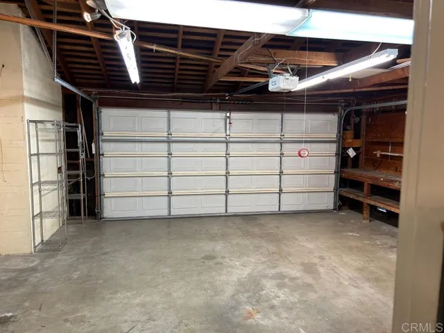 Double garage w/auto opener