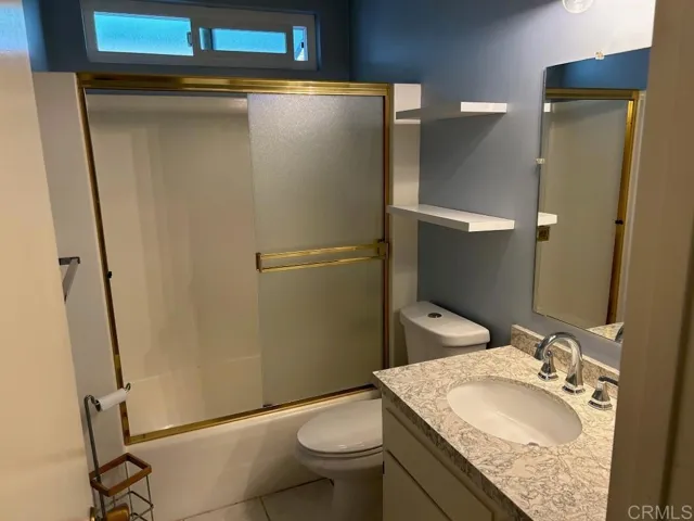 Hall bath w/tub-shower