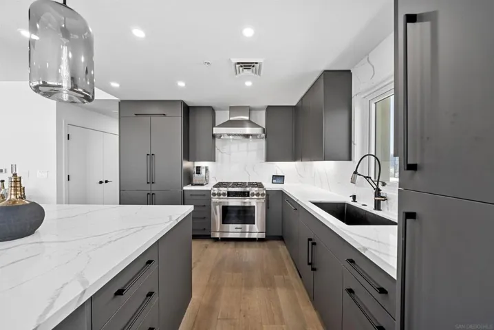 700 W Harbor Drive 1704, San Diego, California 92101