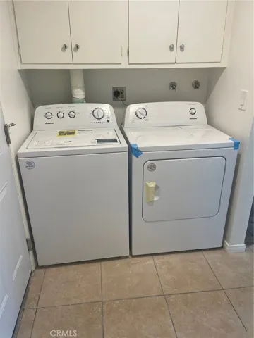 Inside :Laundry -Washer/ Dryer included