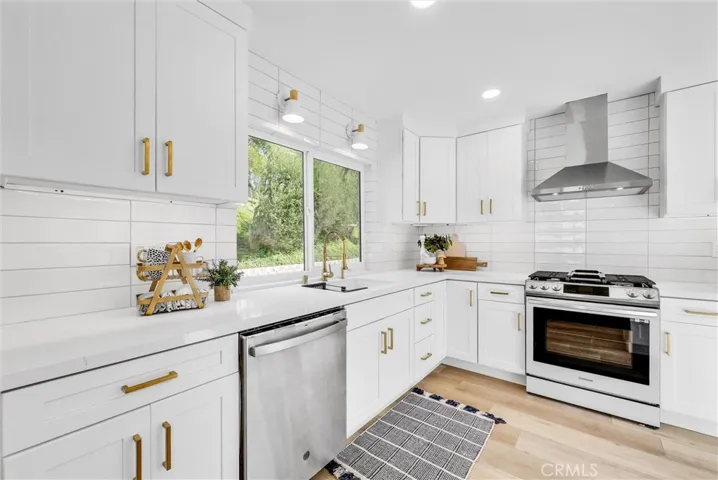 Modern stacked subway tile with warm grout and quartz highlights
