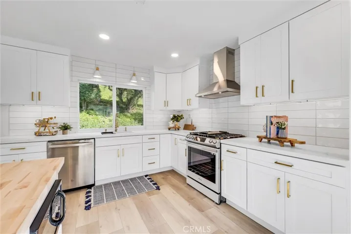 Samsung Bespoke gas range with stainless range hood