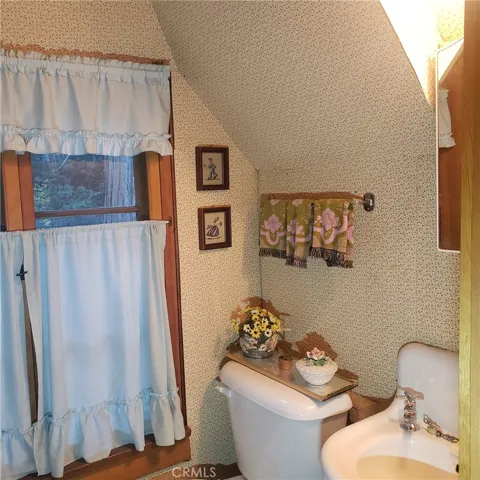 269 Hillside Road, Lake Arrowhead, California 92352