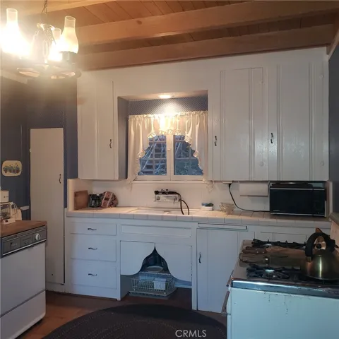 269 Hillside Road, Lake Arrowhead, California 92352