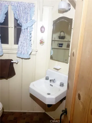 270 Hillside Road, Lake Arrowhead, California 92352