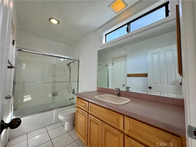 Bathroom between Bedroom 2 & 3