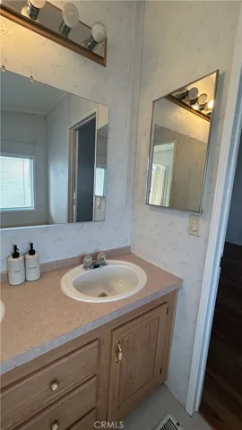 10001 W Frontage Street W 19, South Gate, California 90280