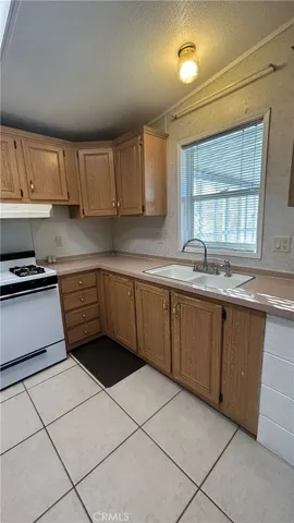 10001 W Frontage Street W 19, South Gate, California 90280