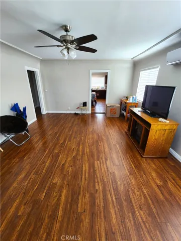 Large livingroom.