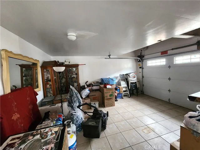 Drywall finishes in garage.