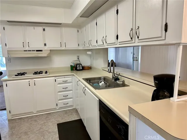 Clean, open kitchen looks into diningarea