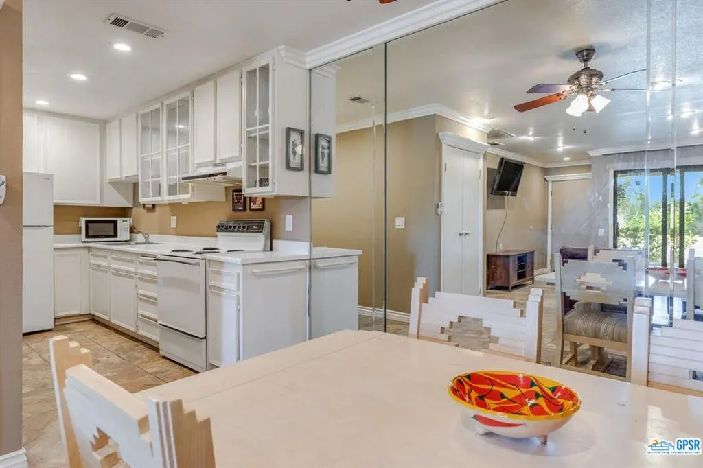2810 N Arcadia Court Unit 111, Palm Springs, California 92262 home-pic-8