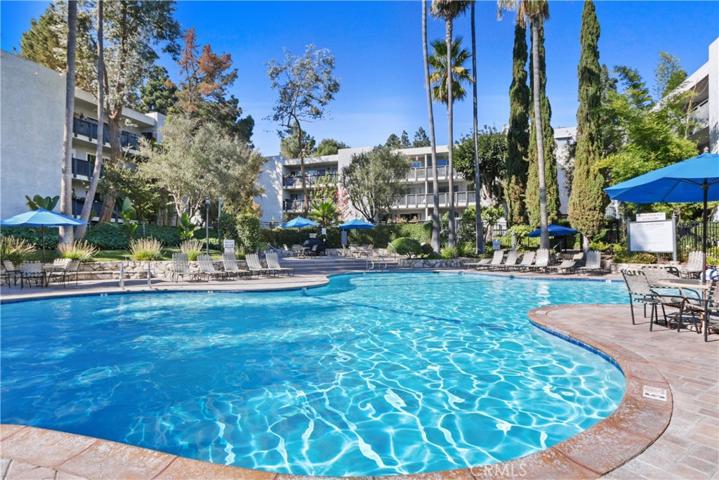 Relax at your resort like pool & jacuzzi