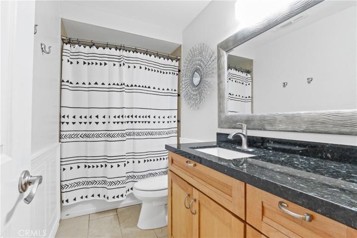 Main bathroom with shower/tub combo