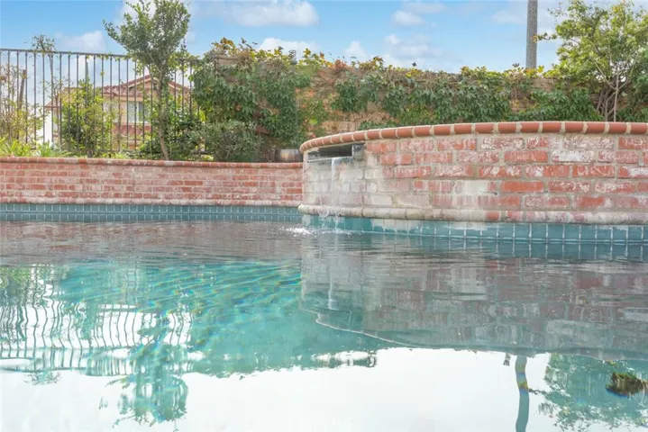 19585 Shadow Glen Circle, Northridge, California 91326