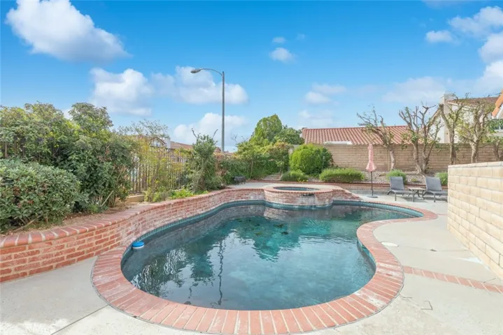 19585 Shadow Glen Circle, Northridge, California 91326