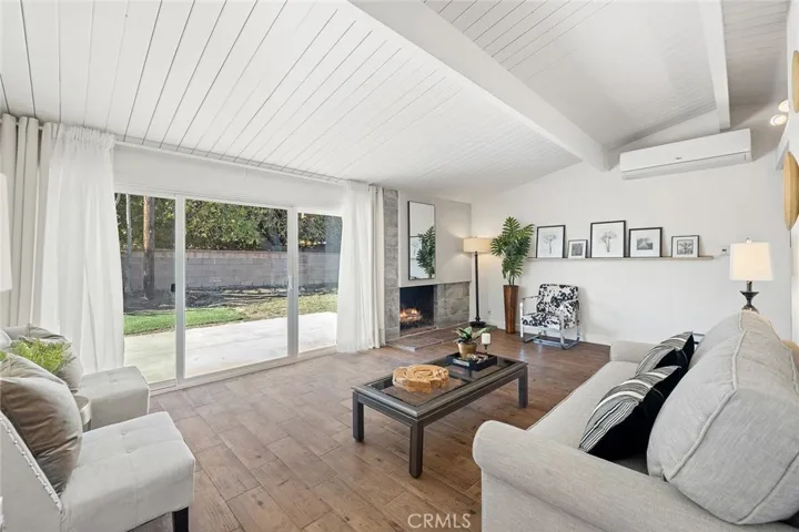 Welcome to 8585 Valley View St!