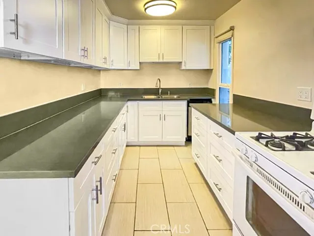 14525 Dickens Street, Sherman Oaks, California 91403