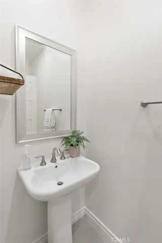 Half bathroom in entrance Hallway