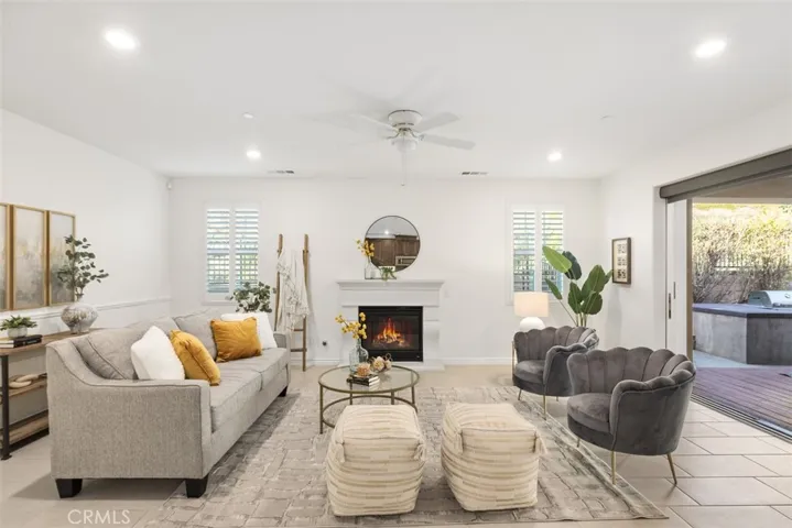 Living room with Fireplace