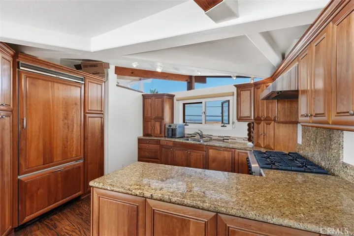 Upgraded Kitchen with Viking appliances and a 6 burner stove