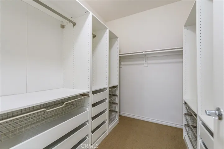 Master walking close with built-in organizers