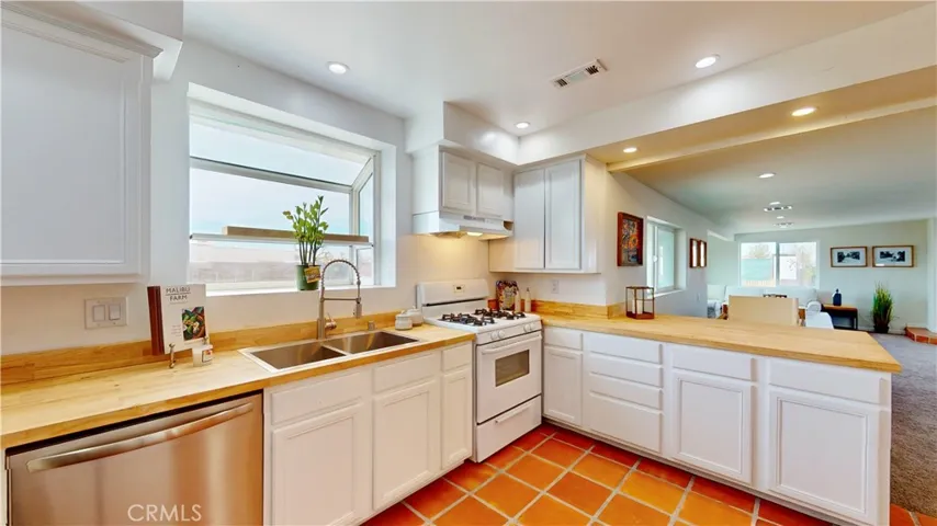 10212 Deep Creek Road, Apple Valley, California 92308