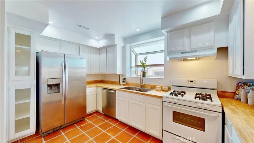 10212 Deep Creek Road, Apple Valley, California 92308