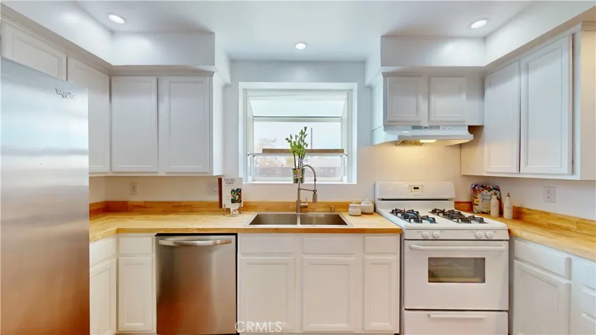 10212 Deep Creek Road, Apple Valley, California 92308