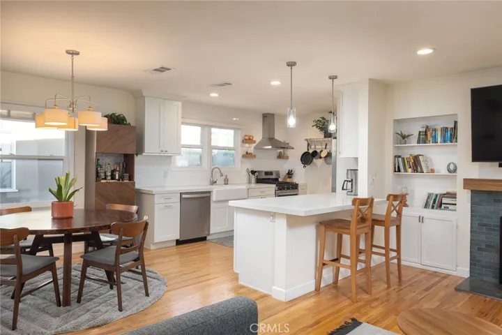 1042 E Ridgewood Street, Long Beach, California 90807