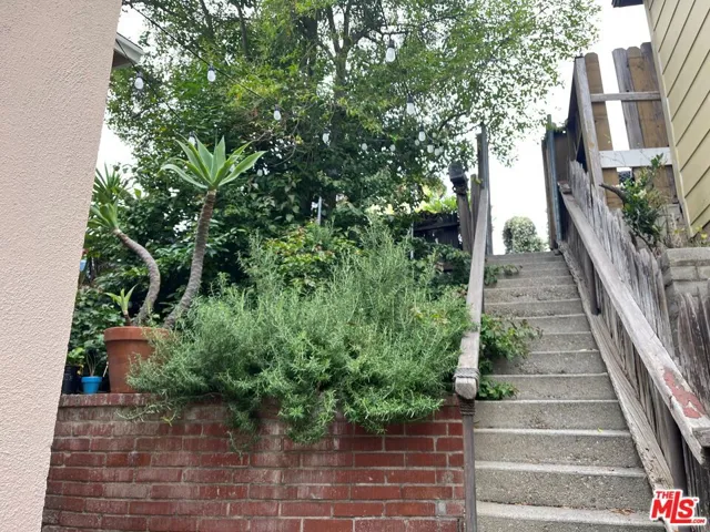 11541 Laurelcrest Drive, Studio City, California 91604