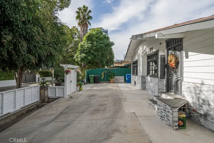 6077 Selma Avenue, Los Angeles, California 90028