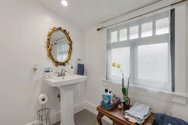 6077 Selma Avenue, Los Angeles, California 90028