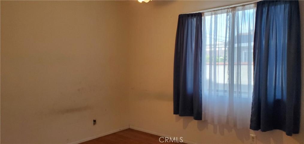 Middle bedroom has ceiling fan and hardwood floor (need work...)