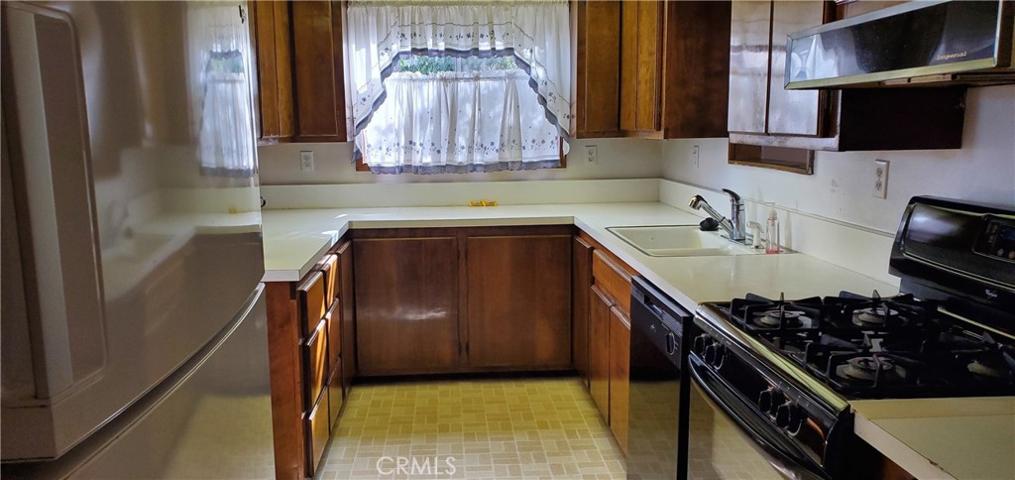 Efficient kitchen (everything is within reach). Gas range, Refrigerator, Dishwasher included (No Warranties)