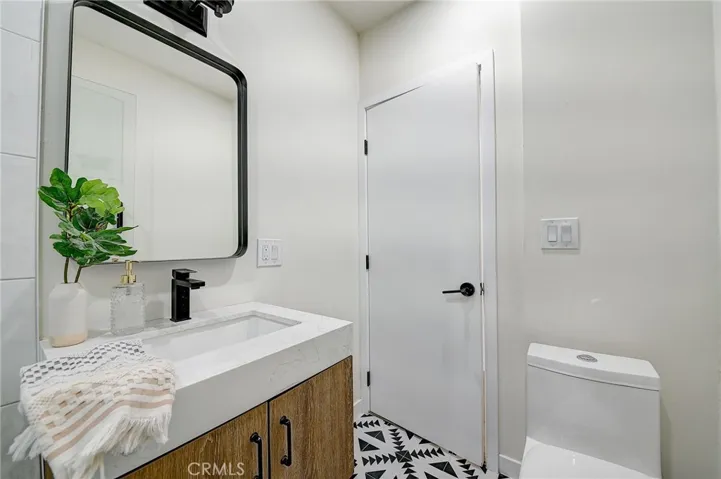 6123 S Rimpau Boulevard, Los Angeles, California 90043
