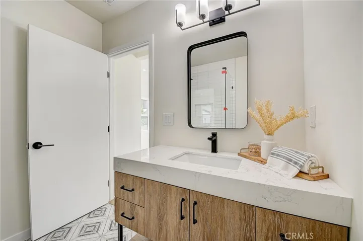 6123 S Rimpau Boulevard, Los Angeles, California 90043