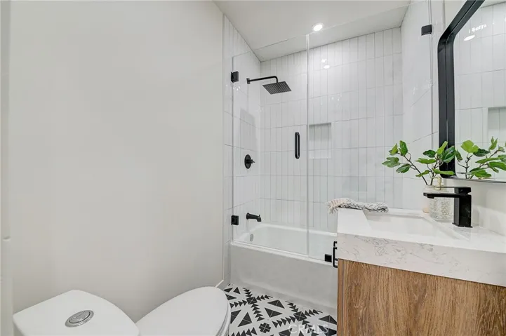 6123 S Rimpau Boulevard, Los Angeles, California 90043
