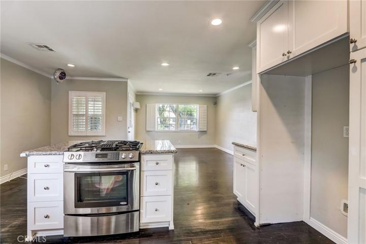 6909 Shoshone Avenue, Lake Balboa, California 91406