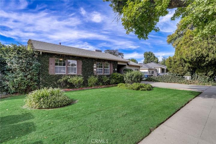 6909 Shoshone Avenue, Lake Balboa, California 91406