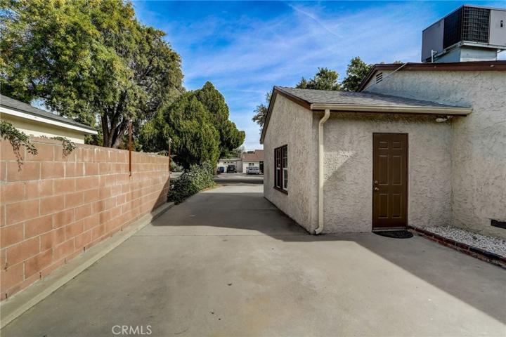 6909 Shoshone Avenue, Lake Balboa, California 91406