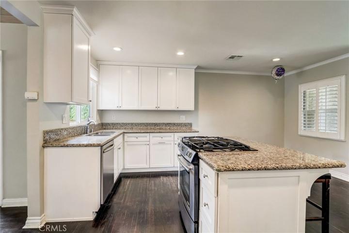 6909 Shoshone Avenue, Lake Balboa, California 91406