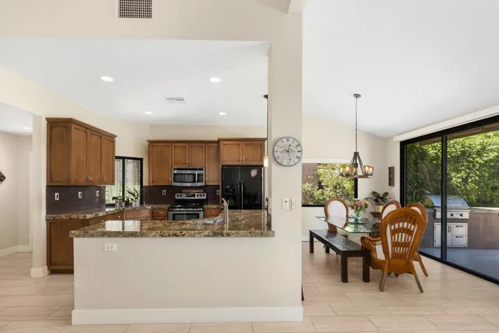 76696 Crysanthemum - Kitchen and Dining