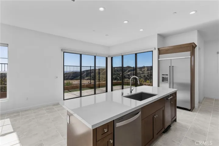Kitchen into the view of unobstructed views.