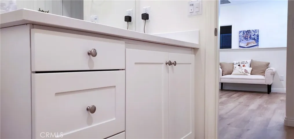 Guest Bath (upstairs)